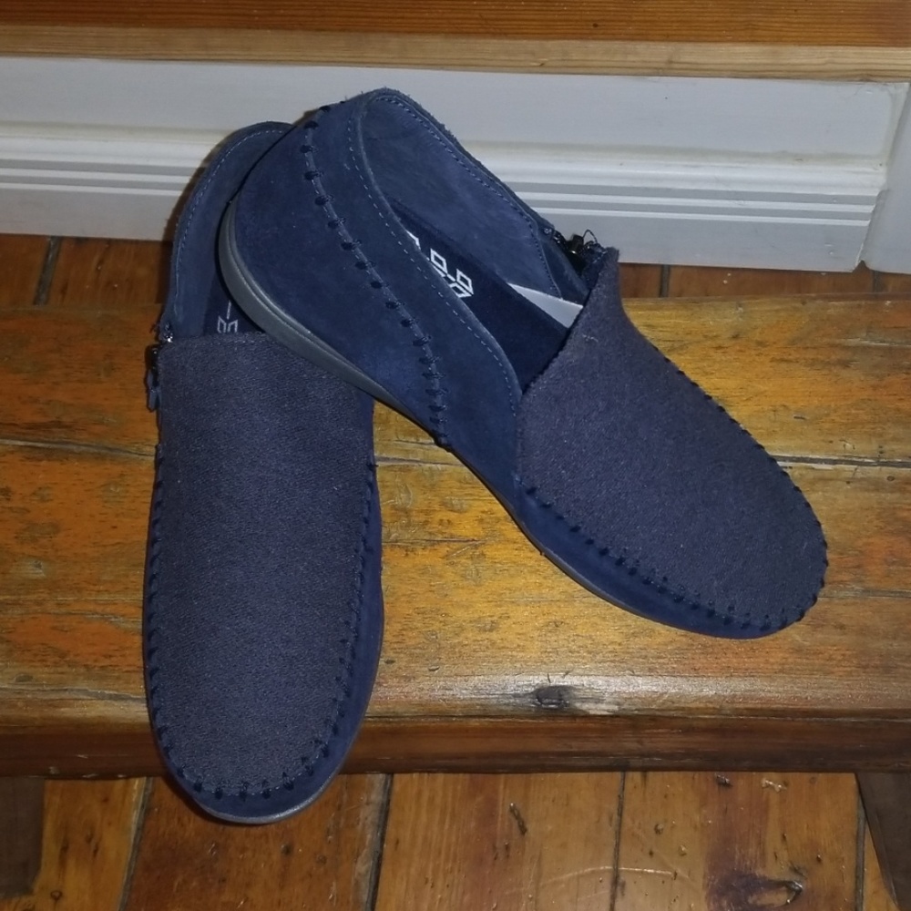 Minnetonka Sidney Side Zip Slip Ons Blue Sz 8.5